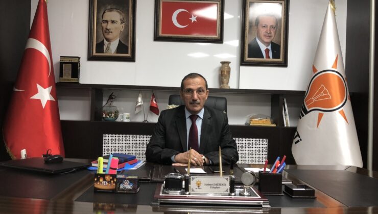 AK Parti Adıyaman İl Başkanı Mehmet Dağtekin, 30 Ağustos Zafer Bayramı dolayısıyla bir mesaj yayımladı. AK Parti Adıyaman İl Başkanı Mehmet Dağtekin, 30 Ağustos Zafer Bayramı dolayısıyla yazılı bir kutlama mesajı yayımlayarak 30 Ağustos tarihe altın harflerle yazılan Başkomutanlık Meydan Muharebesi’nin, şanlı tarihimizin kahramanlık sayfalarından sadece birisi olduğunu ifade ederek “ Asil milletimiz 1071’den bu yana kutlu, mukaddes ve muazzez bir davanın sancaktarı olmuş ve arkasında kahramanlıklarla dolu şanlı bir tarih olarak bizlere bırakılmıştır.  Başkomutanlık Meydan Muharebesi zaferi de, işte bu kutlu davanın ve şerefli tarihimizin mihenk taşlarından birisidir” dedi.  Başkan Dağtekin mesajında şu ifadelere yer verdi: “30 Ağustos 1922’de Türk milleti, boyunduruk kabul etmeyeceğini, bağımsızlığını hiçbir şekilde terk etmeyeceğini tüm dünyaya ilan etmiştir. Batılı ve emperyalist güçler, içerideki ve dışarıdaki uzantıları, asırlarca hep aziz milletimizi tarih sahnesinden silmenin, esaret altına almanın ve hürriyetimize pranga vurmanın hayalini kurdular.  Ancak aziz  milletimizin feraseti, basireti ve cesareti sayesinde her seferinde bu tür tuzaklar ve oyunlar bozguna uğradı, her seferinde düş kırıklığı yaşadılar. Ama buna rağmen yılmadılar, bıkmadılar, usanmadılar. Yıllarca çeşitli kurgular yaptılar, bu kurguları için sürekli kuklalar buldular. Bugün de yine aynı yol ve yöntemlerle milleti sağduyudan uzaklaştırmak, kardeşi kardeşe kırdırma gayreti içerisindeler. Ancak şunu bilmeliler ki; bu oyunlara ve bu tuzaklara milletimiz asla prim vermeyecektir. 15 Temmuz kanlı darbe girişimi karşısında milletimizin ortaya koyduğu tavır, bu topraklarda ‘Büyük Taarruz’ ruhunun ne kadar diri olduğunun ifadesidir. Ülkemizi kutlu yürüyüşünden alıkoymak isteyen terör örgütlerinin hain saldırılarına aldırmadan, ihanet çetelerini bozguna uğratarak, birlik, beraberlik ve dayanışma içinde mücadelemiz sürecektir. Şehit kanlarıyla yoğrulmuş olan toprakları bugüne kadar hain emellere uğratmamış olan aziz milletimiz, sarsılmaz imanı ve inancıyla duruşunu asla bozmayacaktır. Vatanına, bayrağına ve toprağına sevdalı olan bu millet, hürriyetine, istiklal ve istikbaline, huzur ve istikrarına dikilen gözleri hiç tereddüt bile etmeden söndüreceğinden kimsenin şüphesi olmasın. Cumhurbaşkanımız ve Genel Başkanımız Sayın Recep Tayyip Erdoğan liderliğinde Cumhuriyetimizi ilelebet payidar kılmak; üç tarafımızı çevreleyen denizlerde Mavi Vatan’ı koruma ve savunma kararlılığımız, bağımsız ve güçlü Türkiye’nin somut birer göstergesidir. En büyük ilham kaynağı şanlı tarihimiz, en önemli motivasyonu ise aziz milletimizin büyük desteği ile ; 21 yıldır bu ruh ve tarih şuuruyla ülkemizi geleceğe taşıyoruz. Ekonomik kalkınmadan eğitime, sosyal hizmetlerden diplomasiye, yerli üretimden çalışma hayatının iyileştirilmesine kadar, her alanda güçlü ve büyük Türkiye idealini hayata geçiriyoruz. 30 Ağustos; şüheda kanlarıyla yoğrulmuş olan bu toprakların işgalden; hürriyetine sevdalı olan necip milletimizin esaret altına alınmaktan kurtulduğu gündür.  Birlik ve beraberliğimiz daim, ülkemiz ve milletimiz ilelebet kaim kalsın. Milli Mücadeleyi zaferle taçlandıran, milletimize özgürlüğünü kazandıran, bayrağımızın onurla dalgalandığı vatan topraklarını bize miras bırakan kahramanlarımızla ne kadar övünsek azdır. Bu duygu, düşüncelerle 30 Ağustos Zafer Bayramımızı tebrik ediyor, başta Gazi Mustafa Kemal Atatürk olmak üzere, silah arkadaşları ve tüm şehitlerimizi rahmet, şükran ve minnetle anıyorum.”