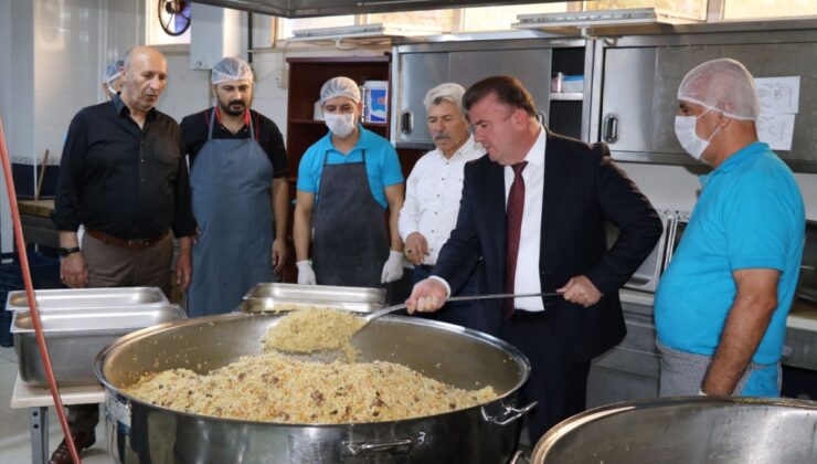 Aşcı, öğrenciler için yemek hazırlanan mutfakta incelemede bulundu