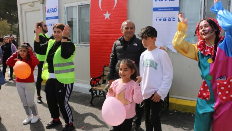 Depremzede çocukların eğlencesine vali eşlik etti