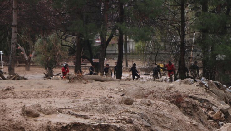 Sel sularına kapılan anne ve kızını arama çalışmaları sürüyor