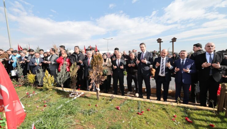 Bakan Bayraktar, depremzedelerle bir araya gelip mezarlık ziyareti yaptı