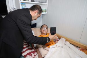 il-saglik-muduru-prof-dr-mehmet-sirik-losemi-hastasi-minik-yusuf-aliyi-evinde-ziyaret-etti