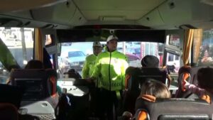 trafik-ekipleri-suruculeri-ve-yolculari-uyardi