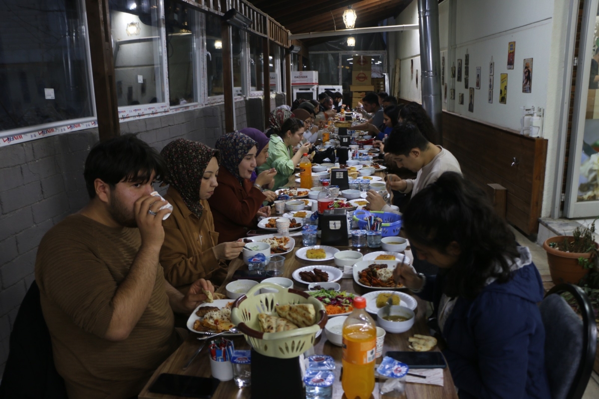 genc-nesiller-dernegi-geleneksel-iftar-programinda-genclerle-bulustu