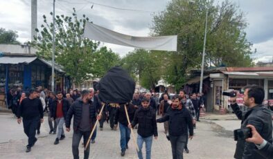 Kahta’da ‘Eski Çarşı’ krizi büyüyor: Esnaf belediyeye siyah çelenk bıraktı