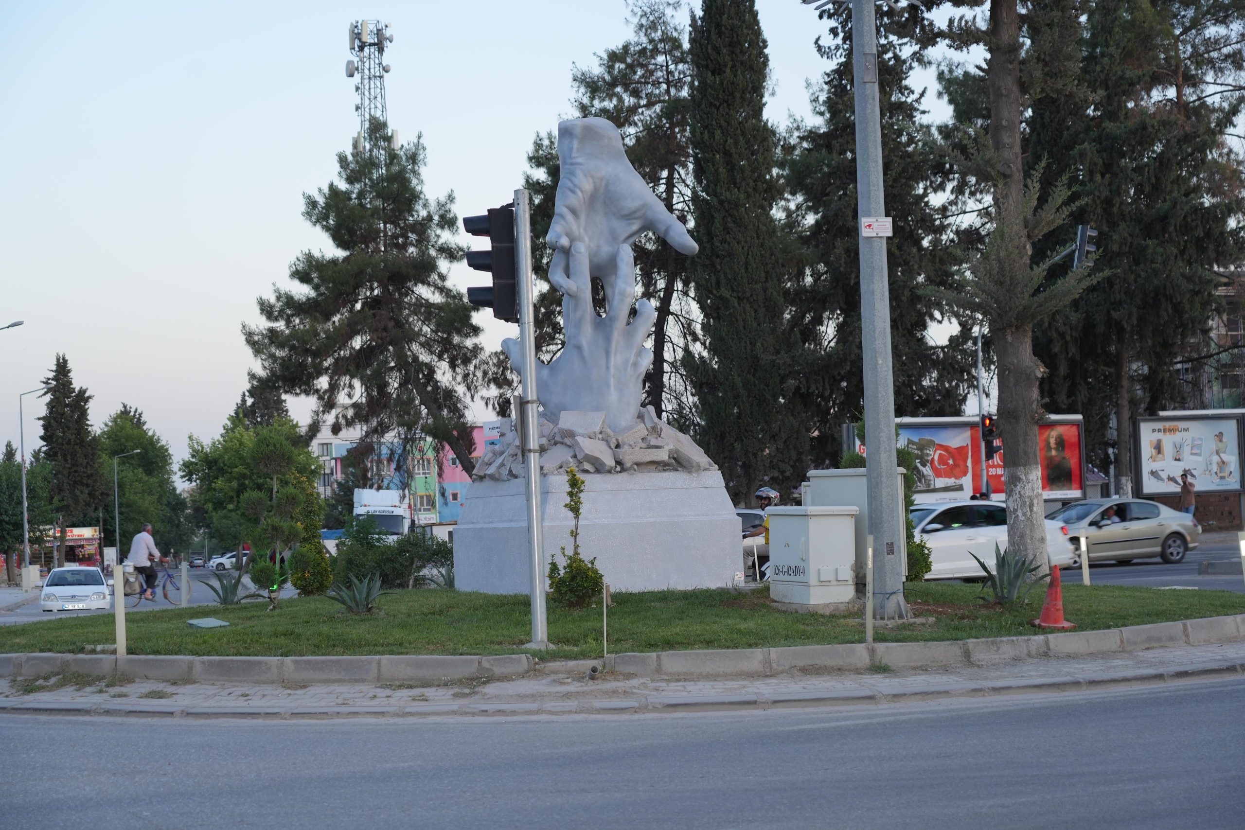 adiyaman-belediyesi-6-subattaki-yardimlasmayi-dayanisma-eli-aniti-ile-olumsuzlestirdi