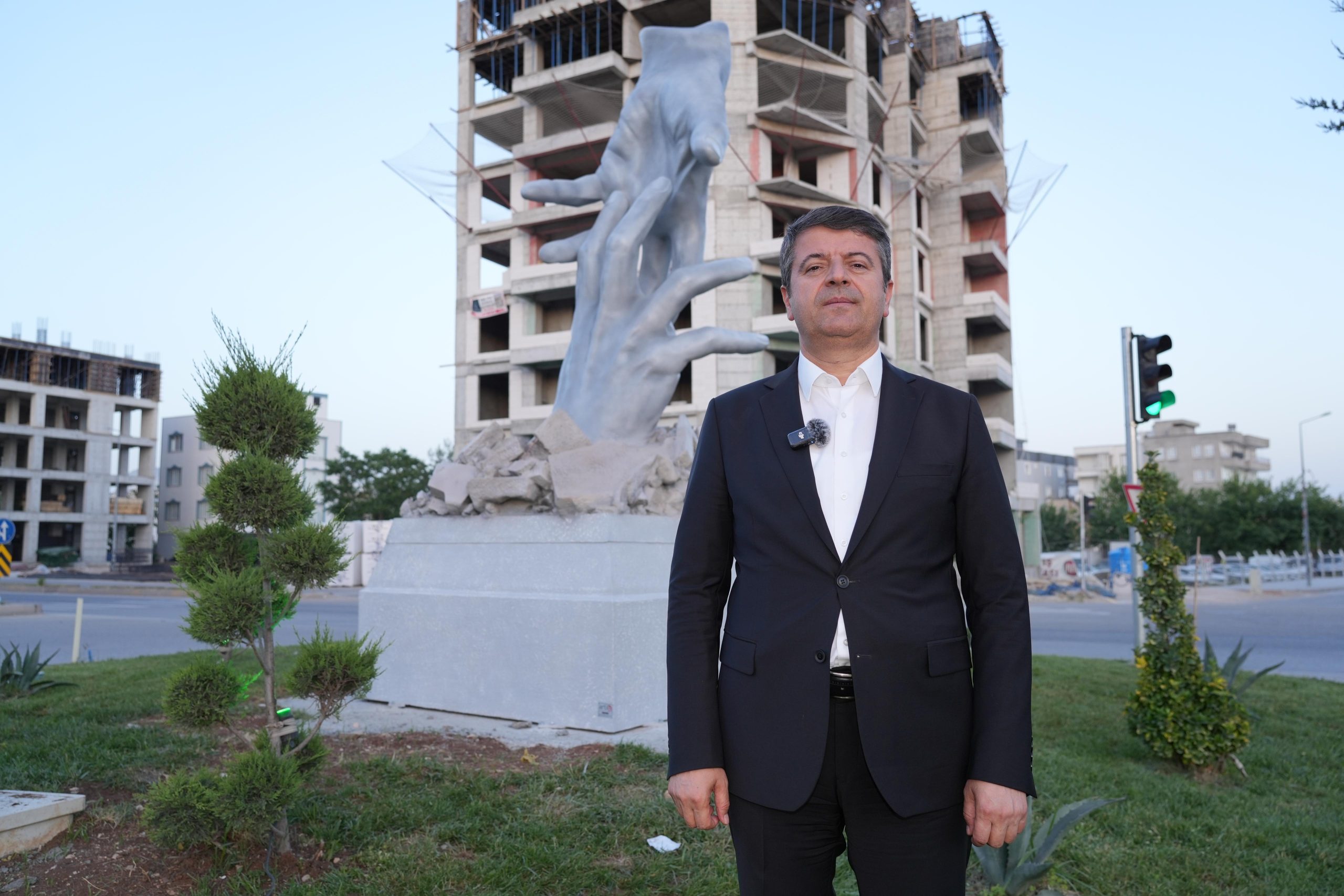 adiyaman-belediyesi-6-subattaki-yardimlasmayi-dayanisma-eli-aniti-ile-olumsuzlestirdi