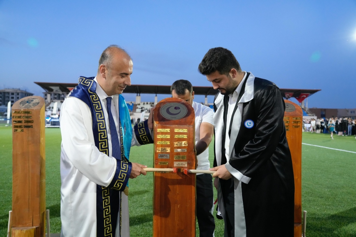 adiyaman-universitesinde-mezuniyet-coskusu-3079-ogrenci-diplomalarina-kavustu