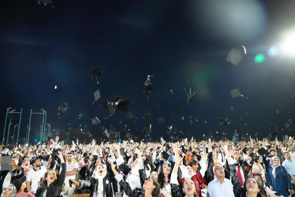 adiyaman-universitesinde-mezuniyet-coskusu-3079-ogrenci-diplomalarina-kavustu