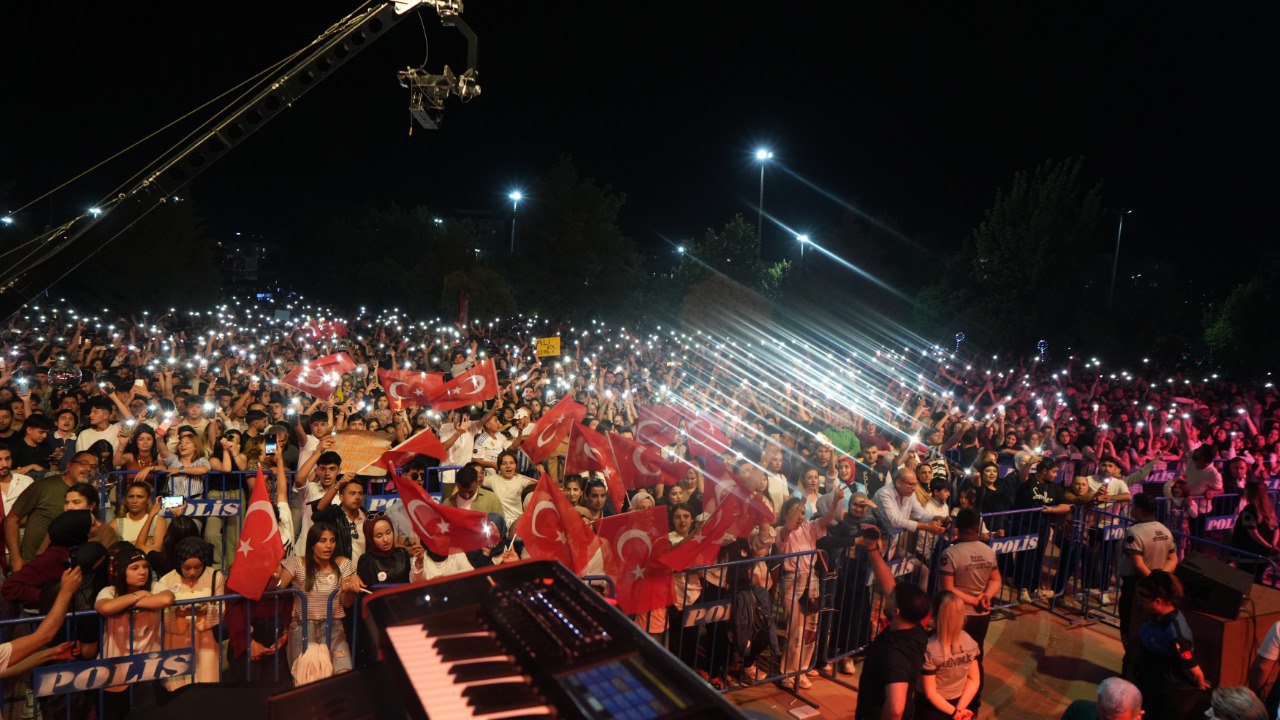 adiyamanda-19-mayis-coskusu-melek-mossodan-ucretsiz-konser