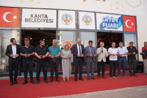 kahta-belediyesinden-yerel-ekonomiye-destek-giyim-fuari-acildi