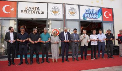 Kahta Belediyesi’nden yerel ekonomiye destek: Giyim fuarı açıldı