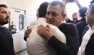 CHP Genel Başkanı Özgür Özel, ev hapsindeki Tutdere’yi ziyaret etti
