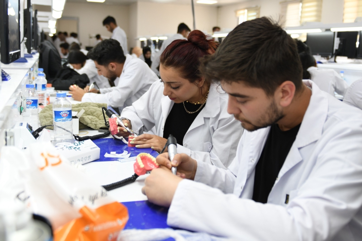 adiyaman-universitesi-bilimle-yuksel-gelecege-yon-ver-slogani-ile-ogrencilerini-bekliyor