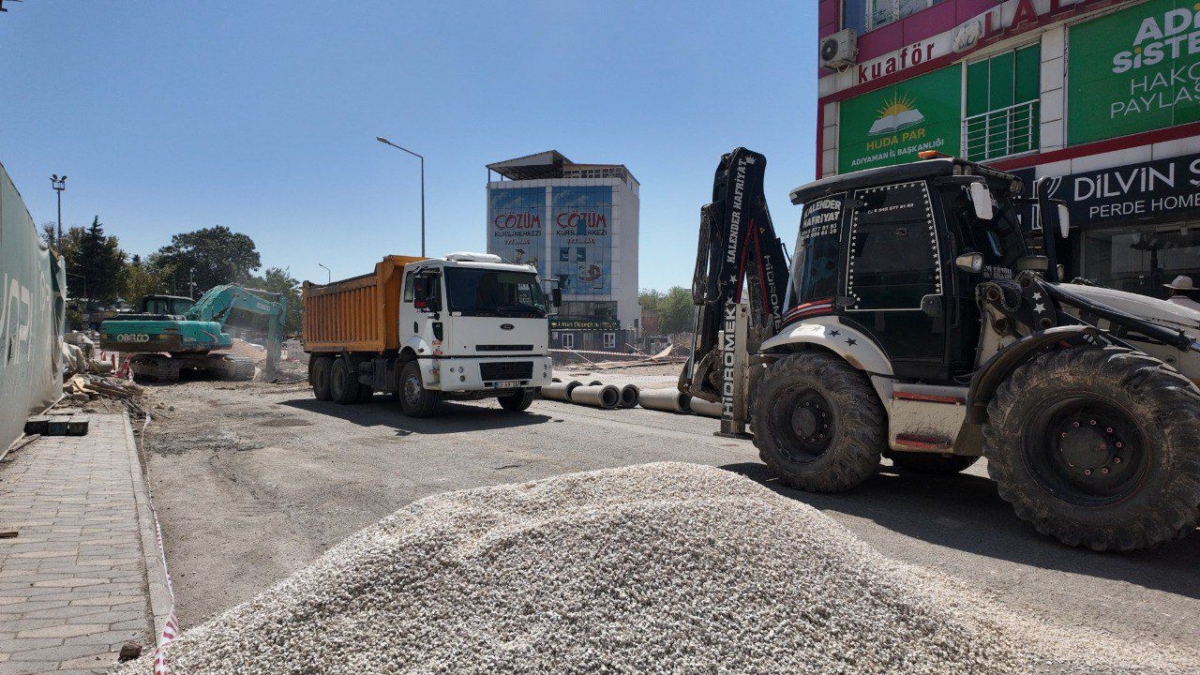 adiyamanda-jica-1-projesi-kapsaminda-golbasi-caddesinde-altyapi-yenileme-calismalari-suruyor
