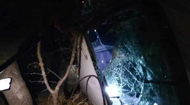Besni’de sürücünün aracı şarampole uçtu: 2 yaralı
