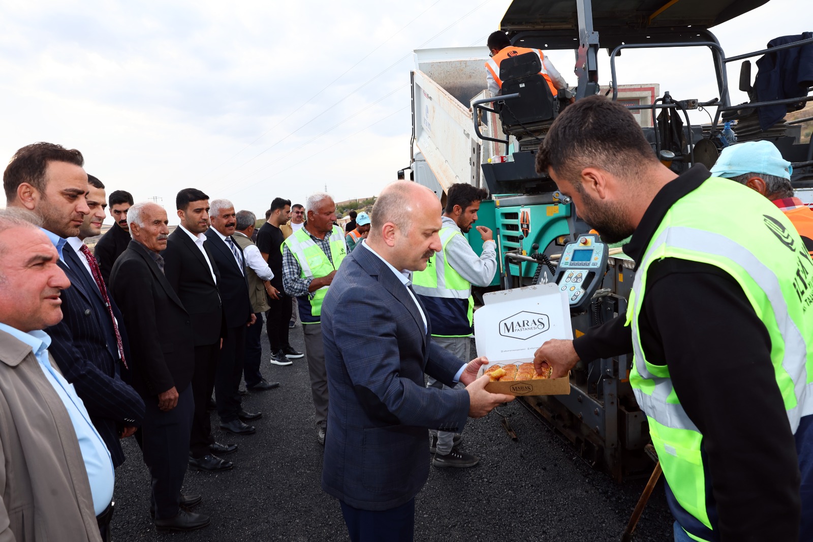 adiyaman-koylerinde-ilk-defa-sicak-asfalt-donemi-basladi