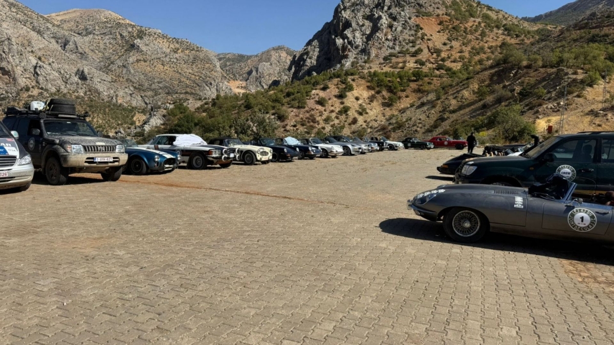 belcikali-klasik-arac-tutkunlarindan-tarih-ve-adrenalin-dolu-yolculuk