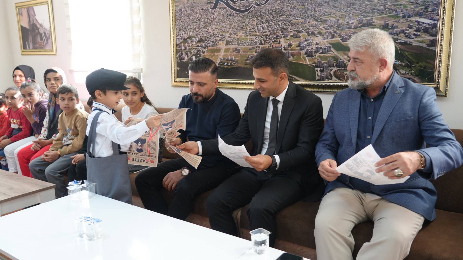 belediye-kreslerinde-miniklerden-anlamli-cumhuriyet-bayrami-kutlamasi