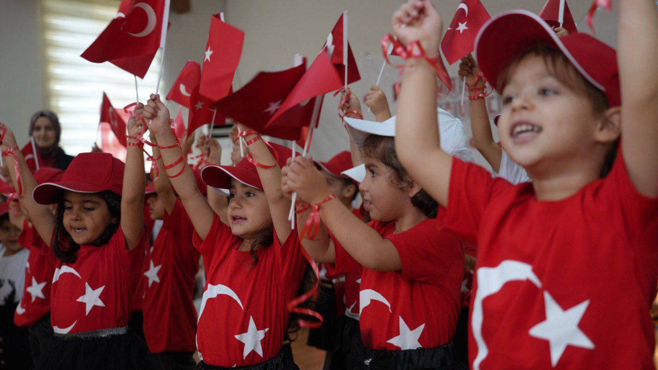 belediye-kreslerinde-miniklerden-anlamli-cumhuriyet-bayrami-kutlamasi