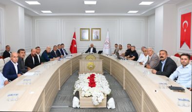 Vali Osman Varol, köy muhtarlarıyla bir araya geldi