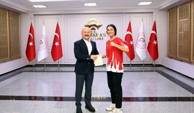 Vali Osman Varol’dan Muay Thai’de gençler dünya ikincisi olan Erdoğan’a ödül