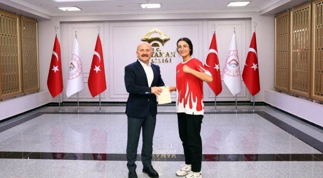 Vali Osman Varol’dan Muay Thai’de gençler dünya ikincisi olan Erdoğan’a ödül