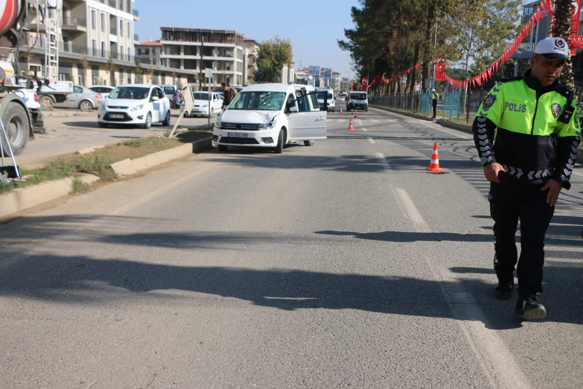 adiyamanda-polis-uniformasiyla-taninan-emel-trafik-kazasinda-agir-yaralandi