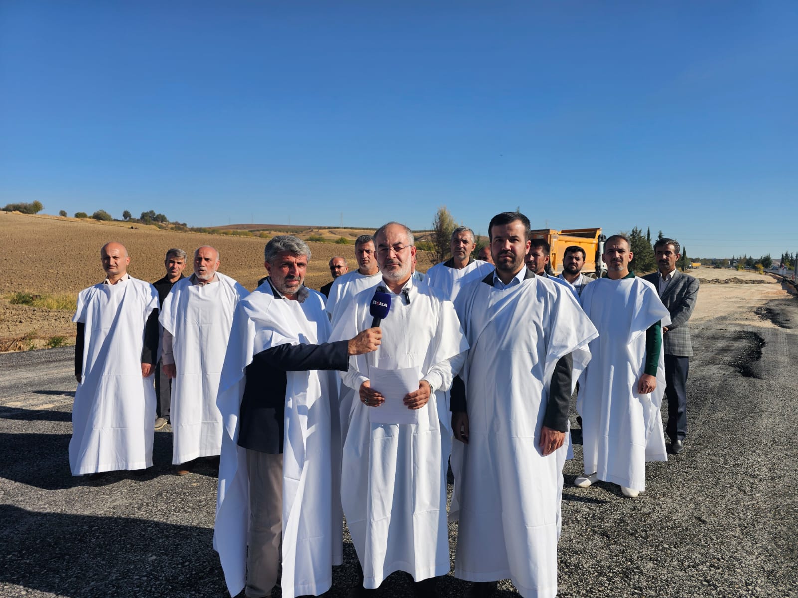 baskan-yetis-beyaz-giysilerle-adiyaman-kahta-yolunda-artan-kazalara-tepki-gosterdi