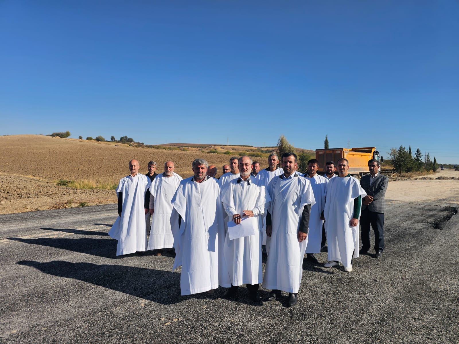 baskan-yetis-beyaz-giysilerle-adiyaman-kahta-yolunda-artan-kazalara-tepki-gosterdi