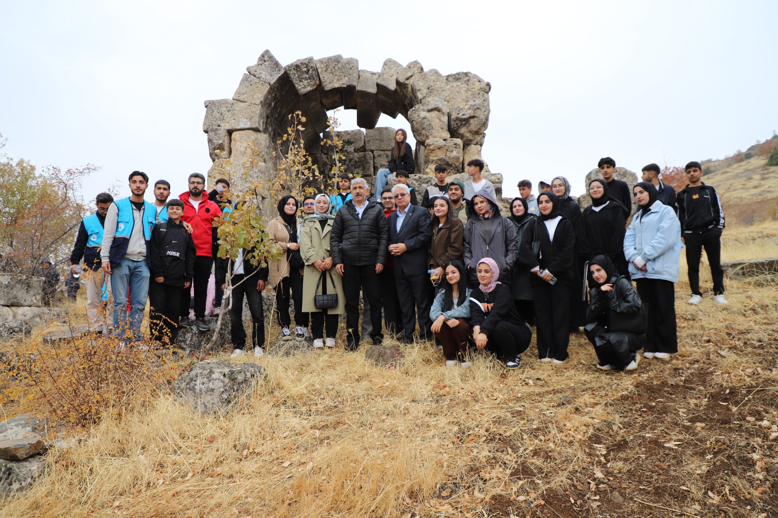 daglarin-zirvesinde-genclik-bulusmasi