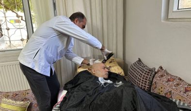 Engelli eşi için verilen evde bakım hizmeti, kadını gözyaşlarına boğdu