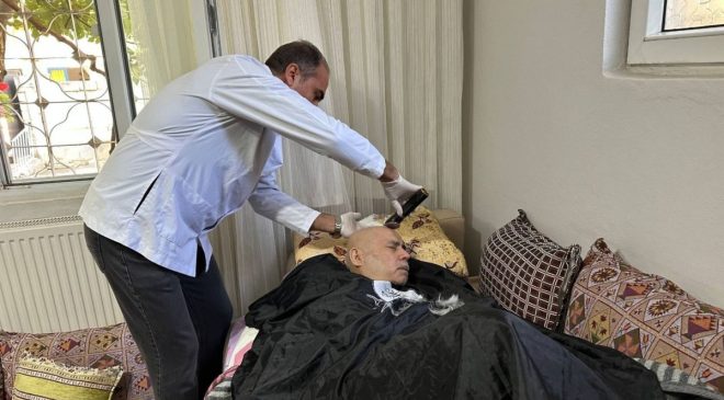 Engelli eşi için verilen evde bakım hizmeti, kadını gözyaşlarına boğdu