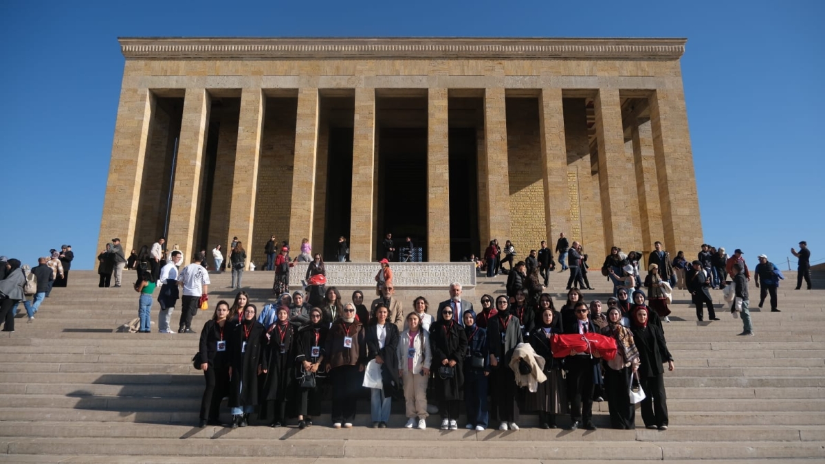 hedef-kizilelma-dernegi-gencleri-canakkale-ve-ankarada-milli-degerlerle-bulusturdu