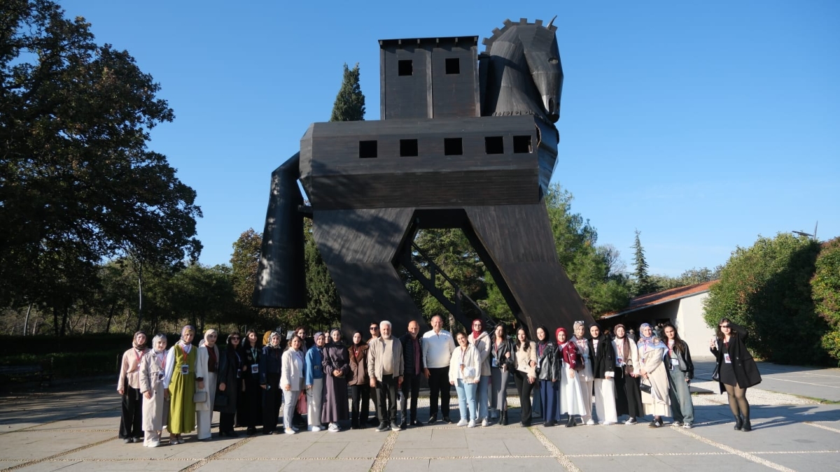 hedef-kizilelma-dernegi-gencleri-canakkale-ve-ankarada-milli-degerlerle-bulusturdu