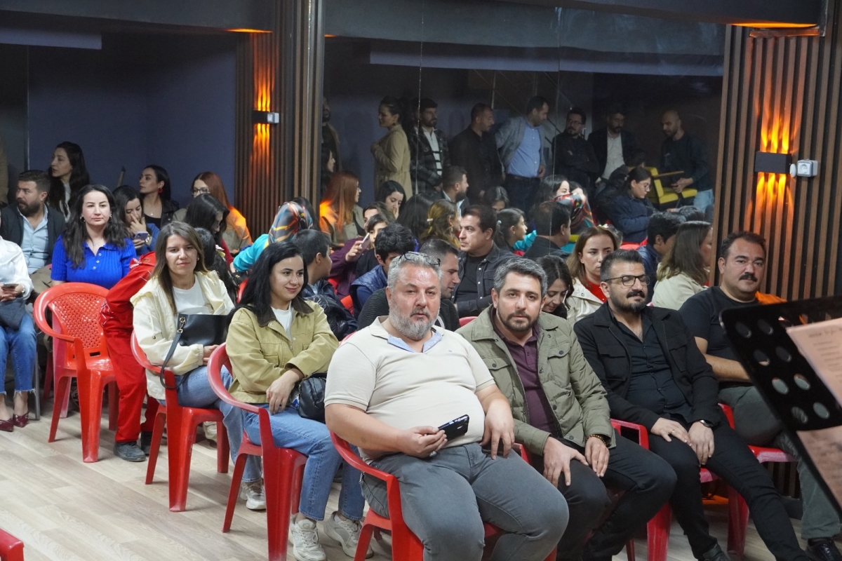 sair-murat-kayistan-siir-ve-muzikle-dolu-bir-gece