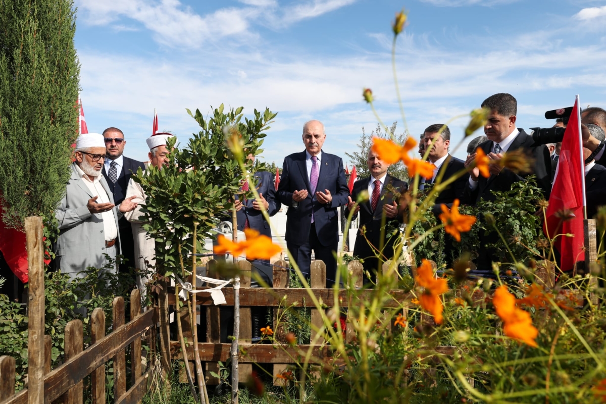 tbmm-baskani-kurtulmus-adiyamanda-deprem-sehitleri-mezarligini-ziyaret-etti