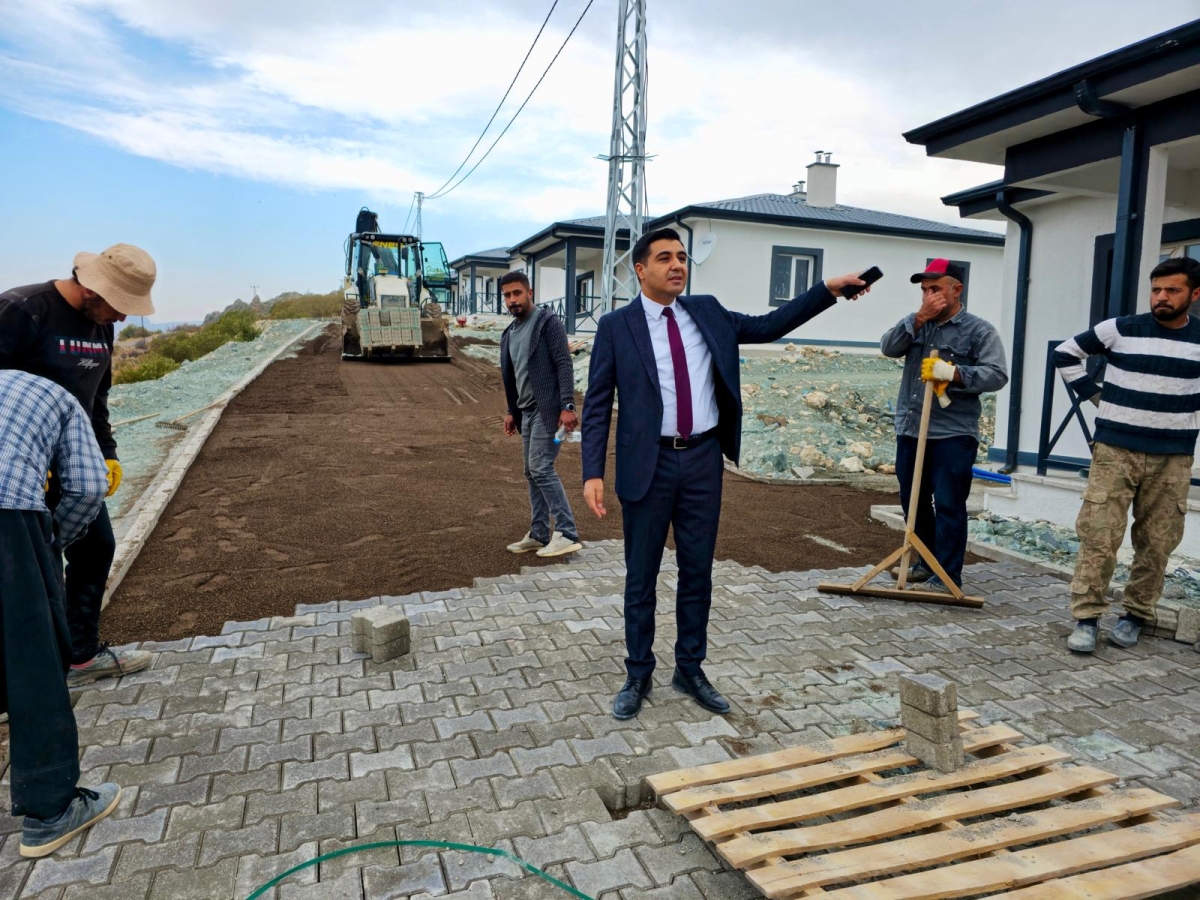 tut-ilce-kaymakami-gungor-ogutlu-koyu-deprem-konutlarinda-incelemelerde-bulundu