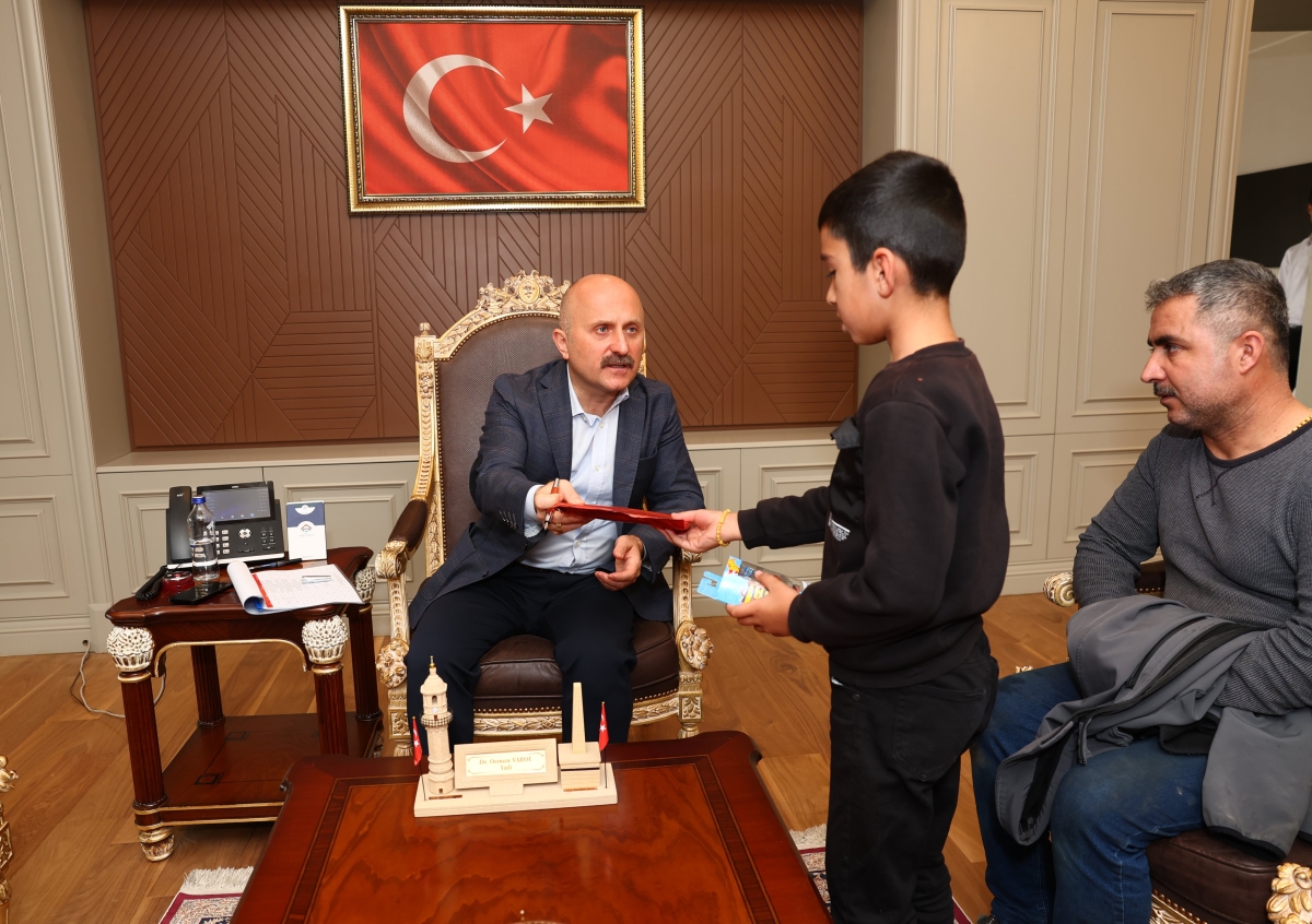 vali-osman-varol-halk-bulusmalarinda-vatandaslarla-bulustu