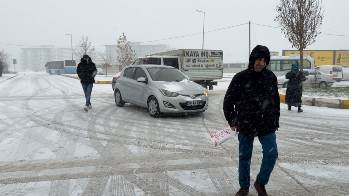 Adıyaman beyaza büründü: Kar yağışı ulaşımı aksattı, eğitim ara verildi
