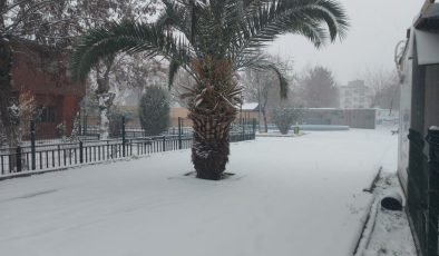 Adıyaman beyaza büründü: Kar yağışı ulaşımı aksattı, eğitim ara verildi
