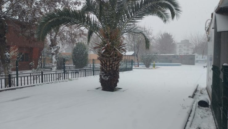 Adıyaman beyaza büründü: Kar yağışı ulaşımı aksattı, eğitim ara verildi