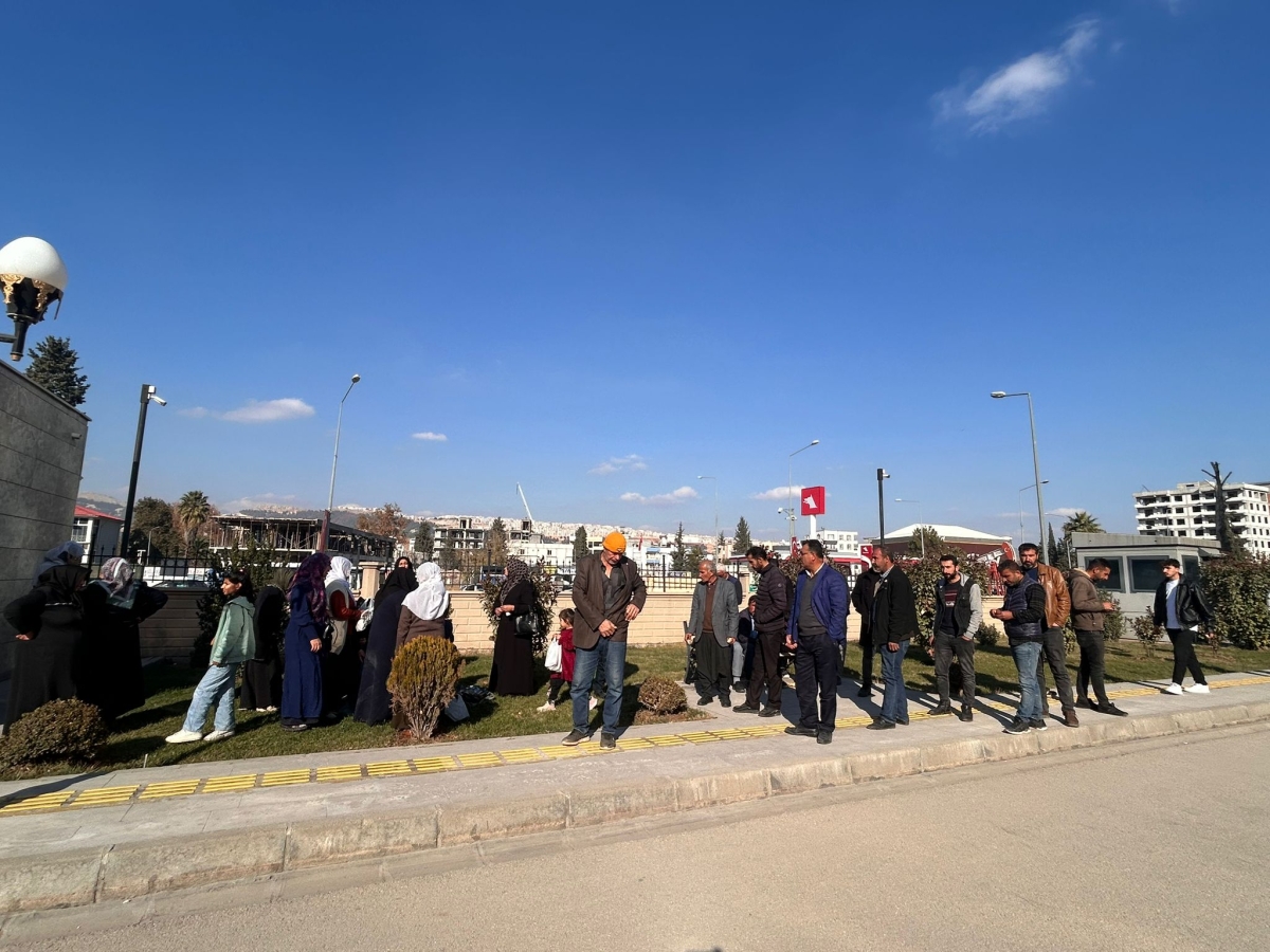 Adıyaman’da 7 aydır içme suyu bulamayan Kozağaç sakinleri Valilik önünde eylem yaptı