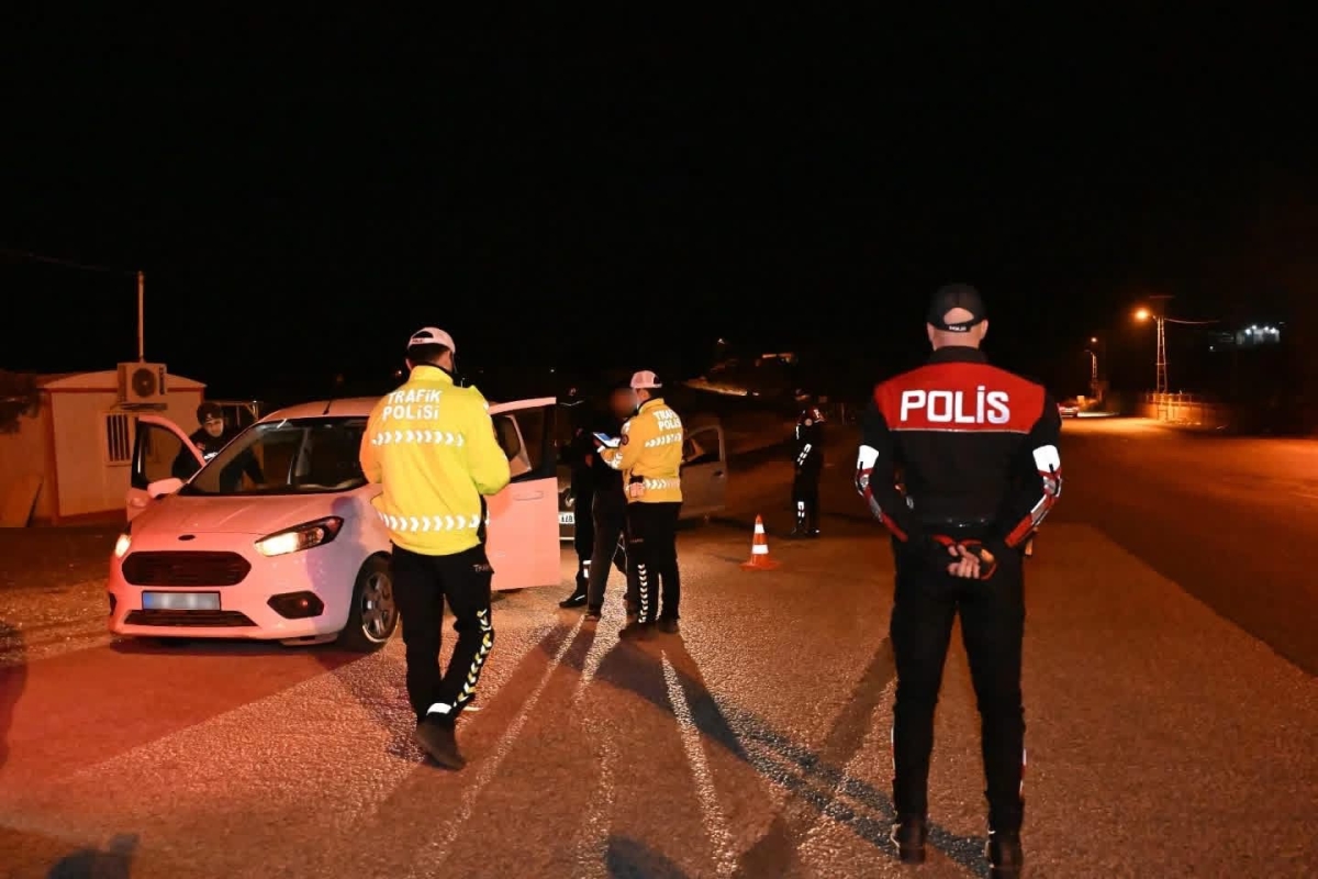 Adıyaman’da “Huzurlu Sokaklar 23” uygulaması: 3 bini aşkın şahıs ve 739 araç kontrol edildi