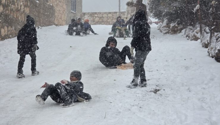 Adıyaman’da kar tatilini fırsata çeviren çocuklar sokaklara koştu