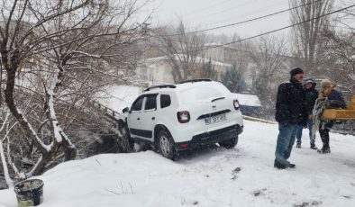Adıyaman’da kar yağışı kazaya neden oldu: Araç köprüde askıda kaldı