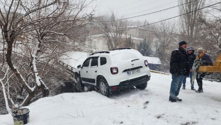 Adıyaman’da kar yağışı kazaya neden oldu: Araç köprüde askıda kaldı