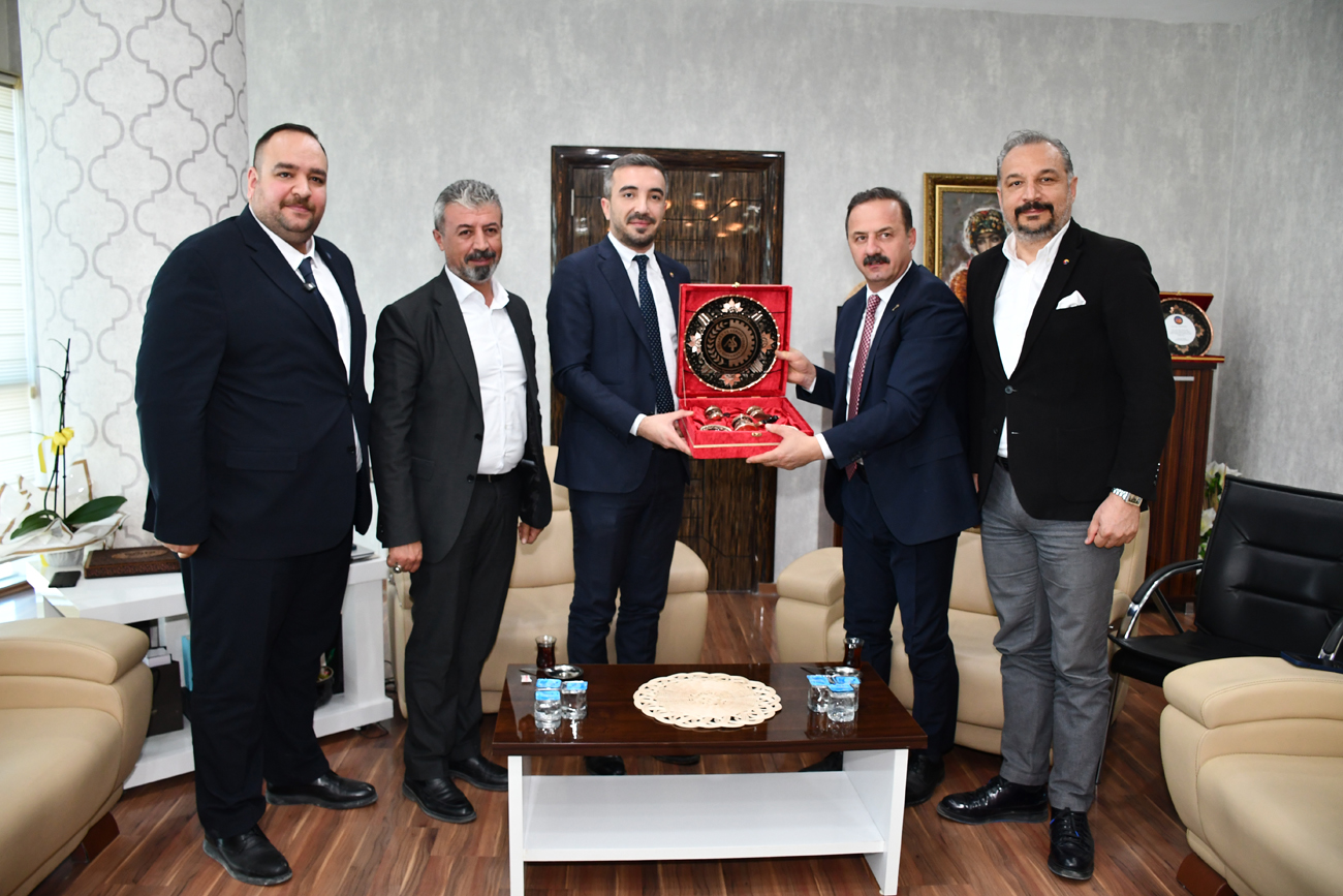 Anahtar Parti Genel Başkanı Yavuz Ağıralioğlu, Adıyaman Ticaret ve Sanayi Odasını ziyaret etti.