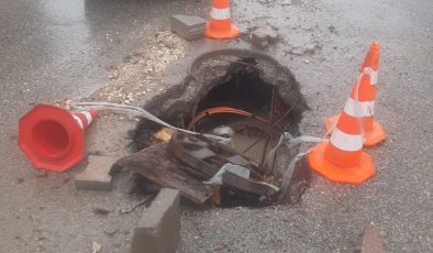 Alitaşı Mahallesi’nde aylardır yapılmayan Telekom çukuru tehlike saçıyor