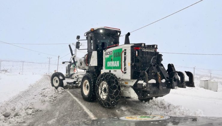 Gölbaşı’nda kar nedeniyle kapanan köy yollarında çalışmalar sürüyor